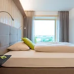 Hotel Eee *