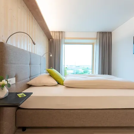 Hotel Eee *
