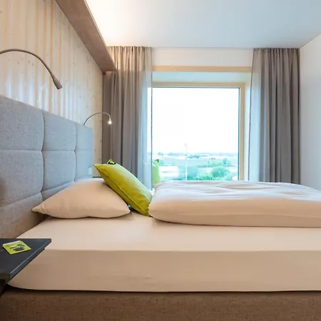 Hotel Eee *